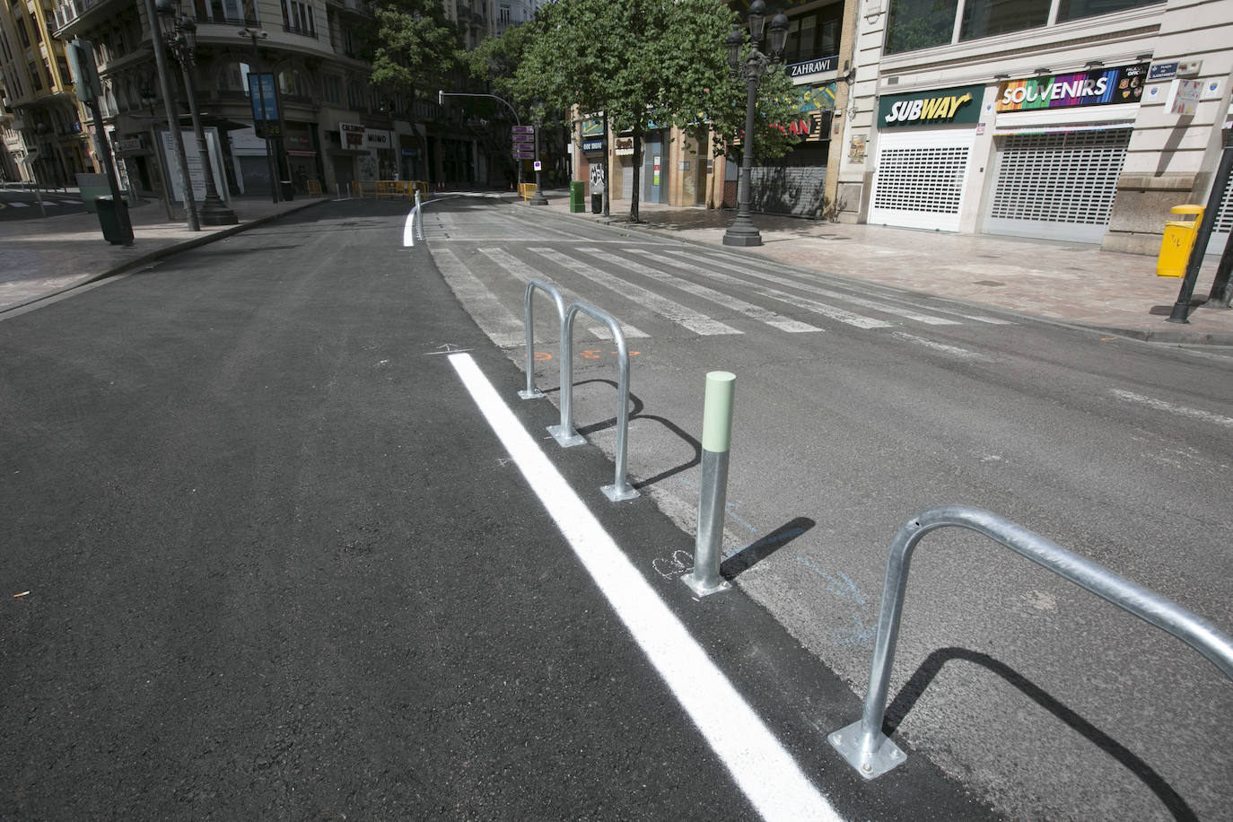 Las primeras obras en la plaza del Ayuntamiento han comenzado este 4 de mayo con la retirada del asfalto y los semáforos en varios lugares. Los operarios trabajan a toda velocidad pues la peatonalización de 12.000 metros cuadrados debe estar acabada por completo el próximo lunes. 