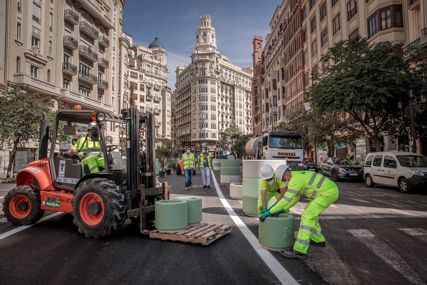 Las primeras obras en la plaza del Ayuntamiento han comenzado este 4 de mayo con la retirada del asfalto y los semáforos en varios lugares. Los operarios trabajan a toda velocidad pues la peatonalización de 12.000 metros cuadrados debe estar acabada por completo el próximo lunes. 