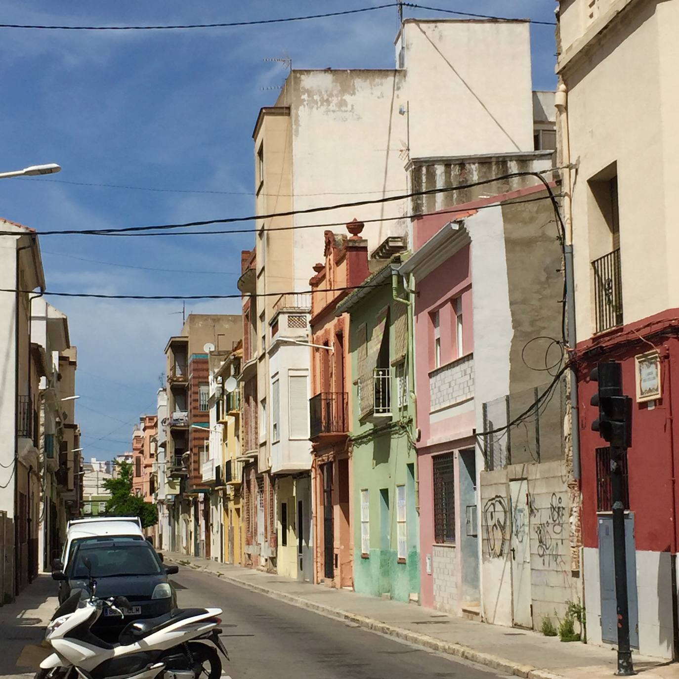 El barrio del Raval de Gandia ha visto pasar siglos de historia y cómo la ciudad crecía a su alrededor, conservando sus callejones. Albergó las primeras casas cristianas en la primera mitad del XIV. Después a musulmanes y moriscos hasta principios del XVII. Conserva calles estrechas, fruto de la ampliación del siglo XVI, y fachadas modernistas de principios del XX. 