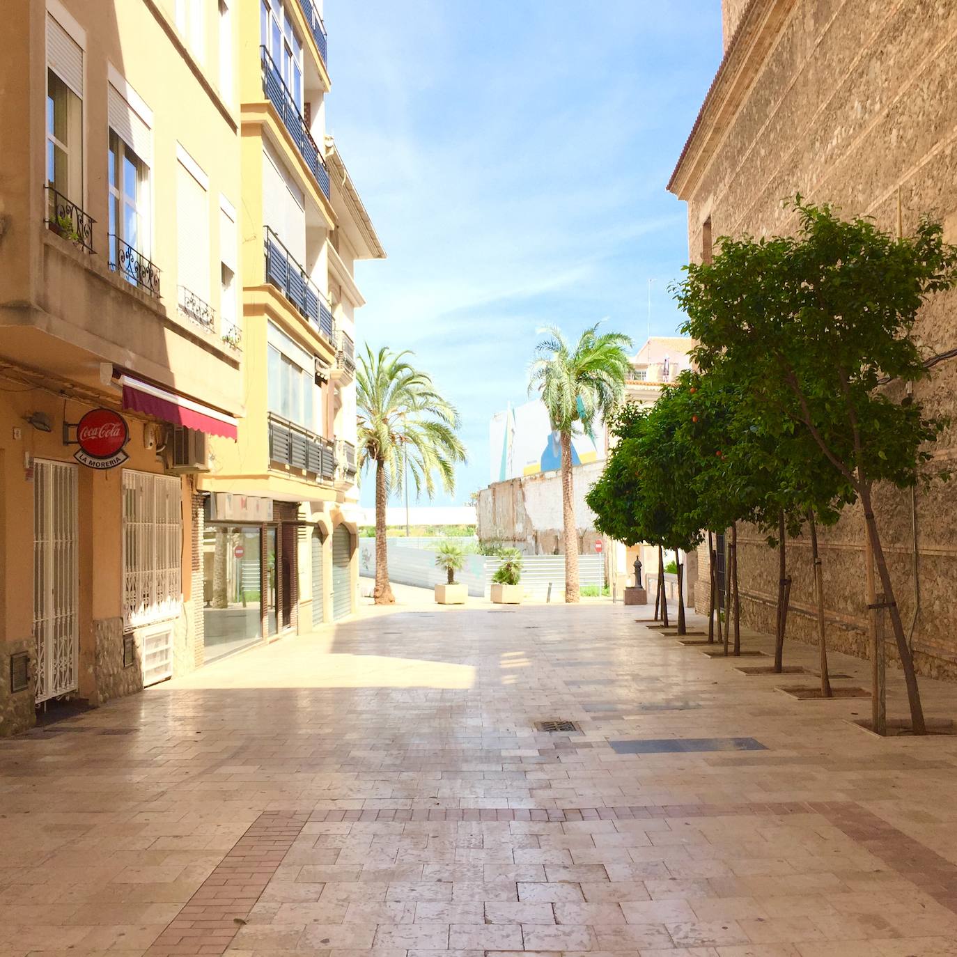 El barrio del Raval de Gandia ha visto pasar siglos de historia y cómo la ciudad crecía a su alrededor, conservando sus callejones. Albergó las primeras casas cristianas en la primera mitad del XIV. Después a musulmanes y moriscos hasta principios del XVII. Conserva calles estrechas, fruto de la ampliación del siglo XVI, y fachadas modernistas de principios del XX. 