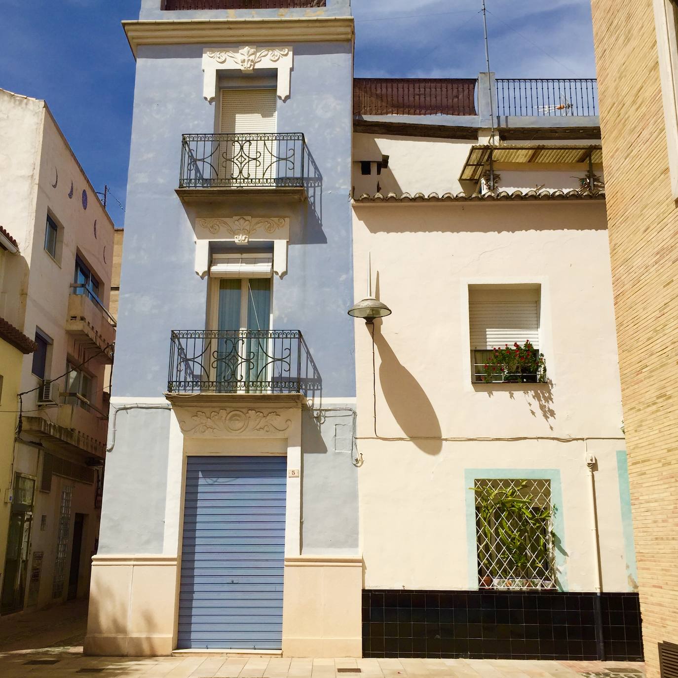 El barrio del Raval de Gandia ha visto pasar siglos de historia y cómo la ciudad crecía a su alrededor, conservando sus callejones. Albergó las primeras casas cristianas en la primera mitad del XIV. Después a musulmanes y moriscos hasta principios del XVII. Conserva calles estrechas, fruto de la ampliación del siglo XVI, y fachadas modernistas de principios del XX. 