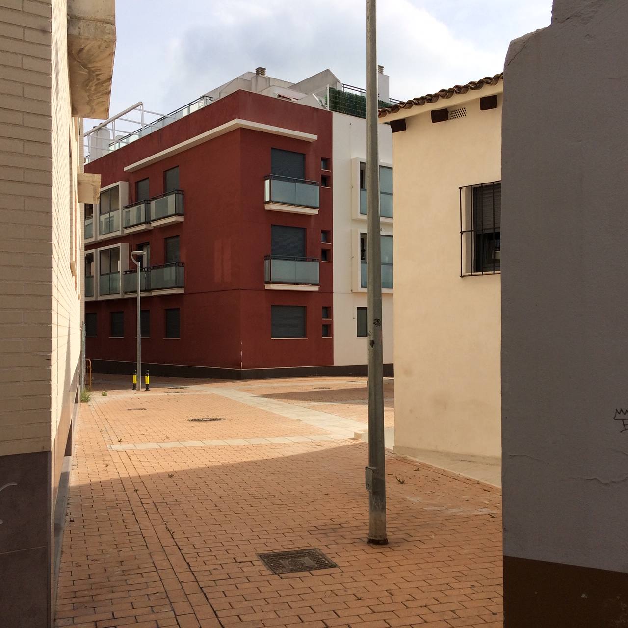 El barrio del Raval de Gandia ha visto pasar siglos de historia y cómo la ciudad crecía a su alrededor, conservando sus callejones. Albergó las primeras casas cristianas en la primera mitad del XIV. Después a musulmanes y moriscos hasta principios del XVII. Conserva calles estrechas, fruto de la ampliación del siglo XVI, y fachadas modernistas de principios del XX. 