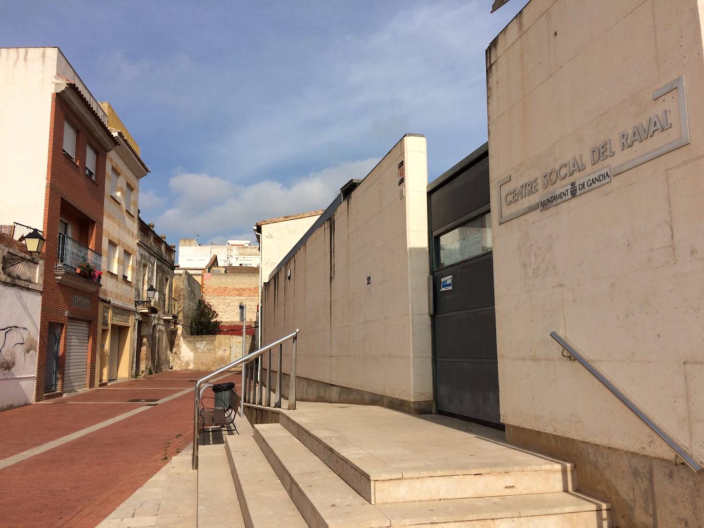 El barrio del Raval de Gandia ha visto pasar siglos de historia y cómo la ciudad crecía a su alrededor, conservando sus callejones. Albergó las primeras casas cristianas en la primera mitad del XIV. Después a musulmanes y moriscos hasta principios del XVII. Conserva calles estrechas, fruto de la ampliación del siglo XVI, y fachadas modernistas de principios del XX. 