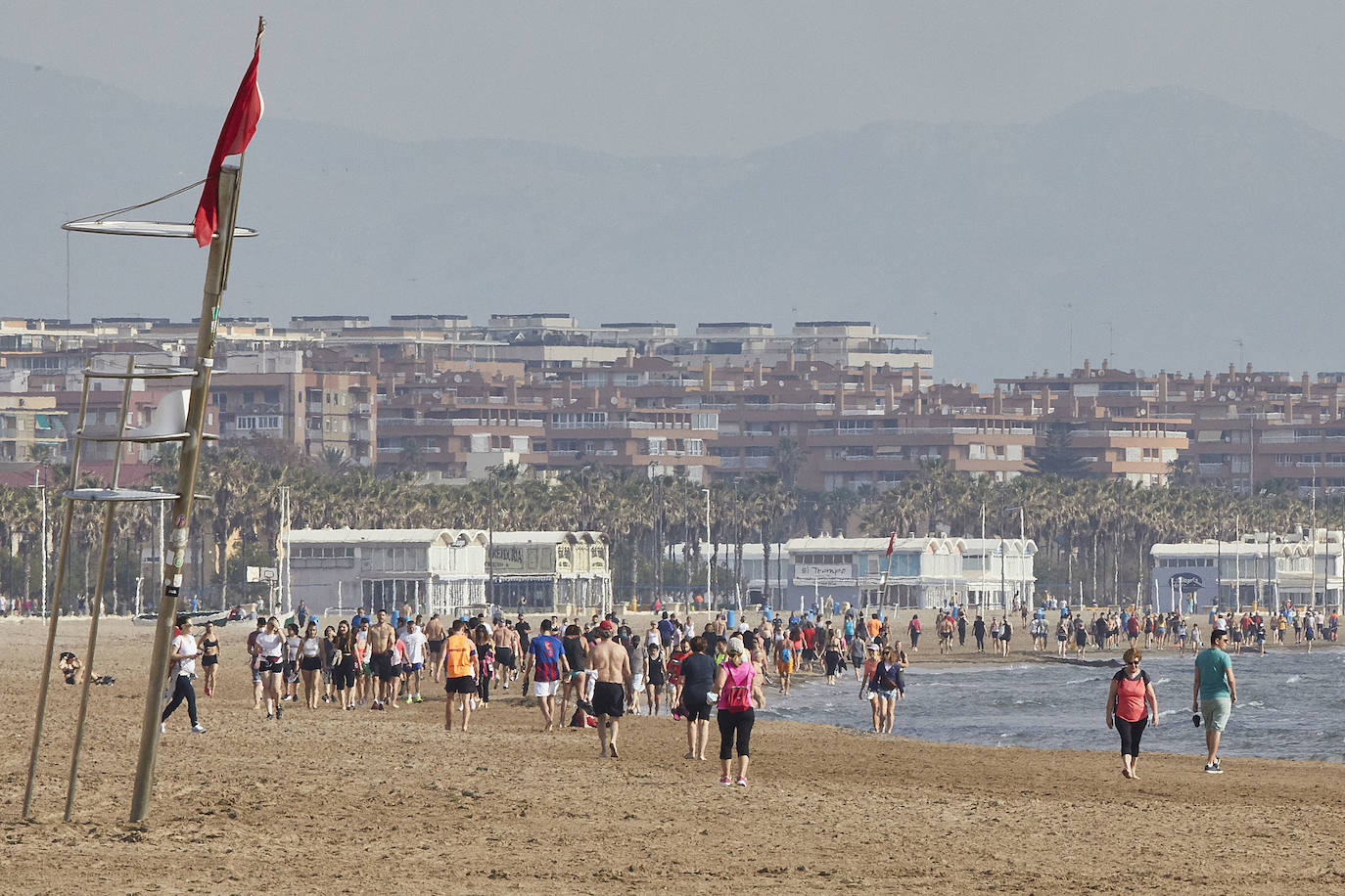 Desde el sábado, los valencianos han podido salir a la calle dentro de las franjas horarias permitidas y disfrutar, de nuevo, de la libertad. Algunos han aprovechado para pasear, otros para practicar algún deporte, ir en bicicleta, patines o, simplemente, distraerse. Entre los lugares escogidos para estas salidas, los preferidos han sido el antiguo cauce del río y las playas. 