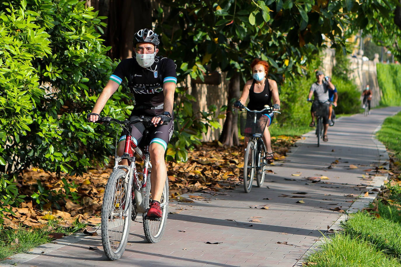 Desde el sábado, los valencianos han podido salir a la calle dentro de las franjas horarias permitidas y disfrutar, de nuevo, de la libertad. Algunos han aprovechado para pasear, otros para practicar algún deporte, ir en bicicleta, patines o, simplemente, distraerse. Entre los lugares escogidos para estas salidas, los preferidos han sido el antiguo cauce del río y las playas. 