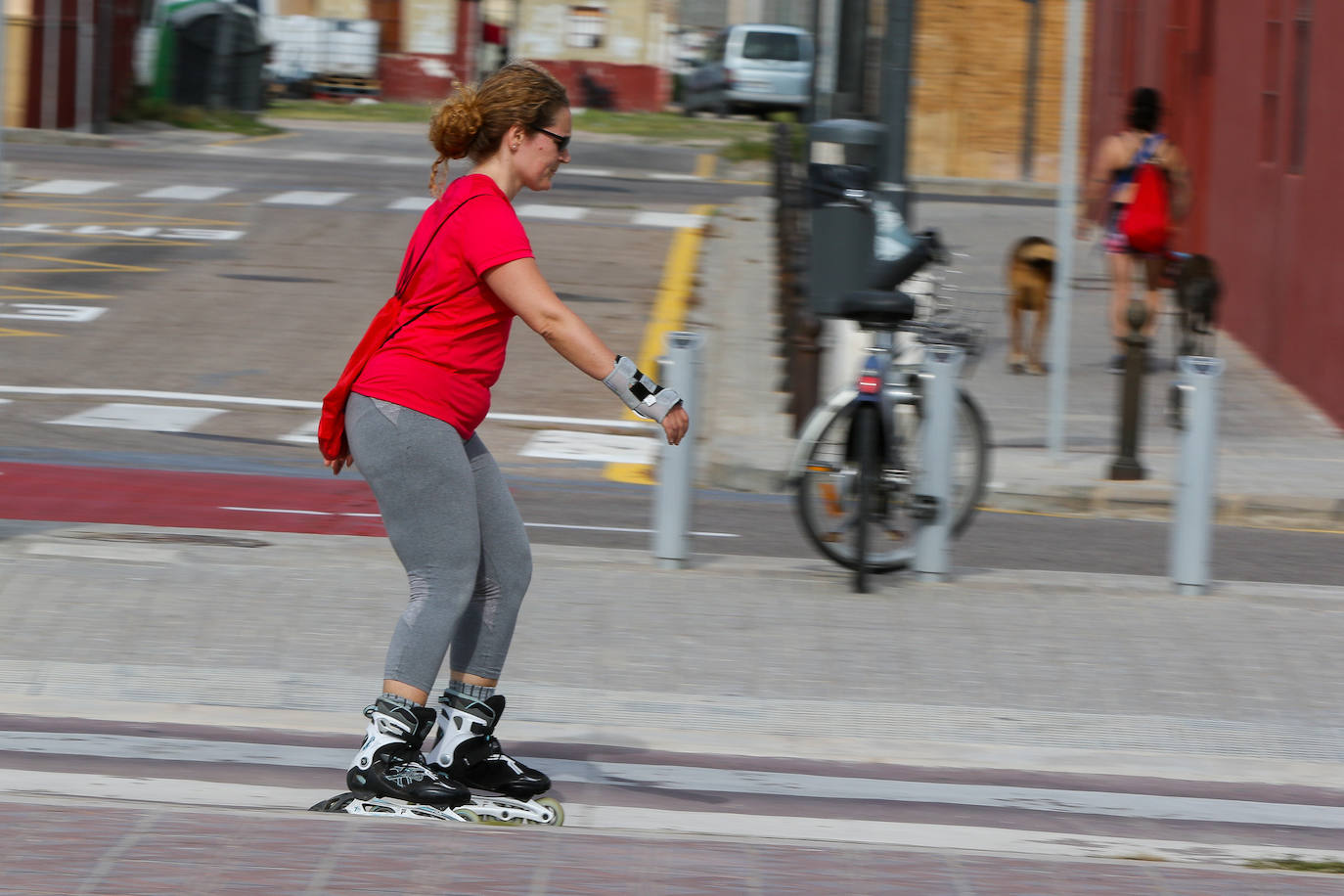 Desde el sábado, los valencianos han podido salir a la calle dentro de las franjas horarias permitidas y disfrutar, de nuevo, de la libertad. Algunos han aprovechado para pasear, otros para practicar algún deporte, ir en bicicleta, patines o, simplemente, distraerse. Entre los lugares escogidos para estas salidas, los preferidos han sido el antiguo cauce del río y las playas. 