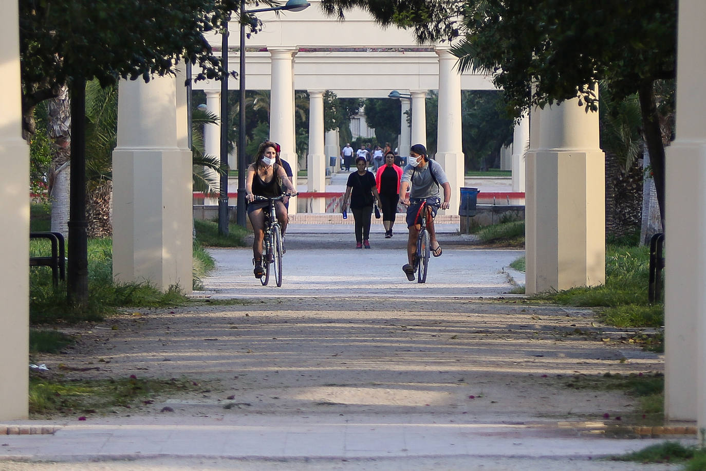 Desde el sábado, los valencianos han podido salir a la calle dentro de las franjas horarias permitidas y disfrutar, de nuevo, de la libertad. Algunos han aprovechado para pasear, otros para practicar algún deporte, ir en bicicleta, patines o, simplemente, distraerse. Entre los lugares escogidos para estas salidas, los preferidos han sido el antiguo cauce del río y las playas. 