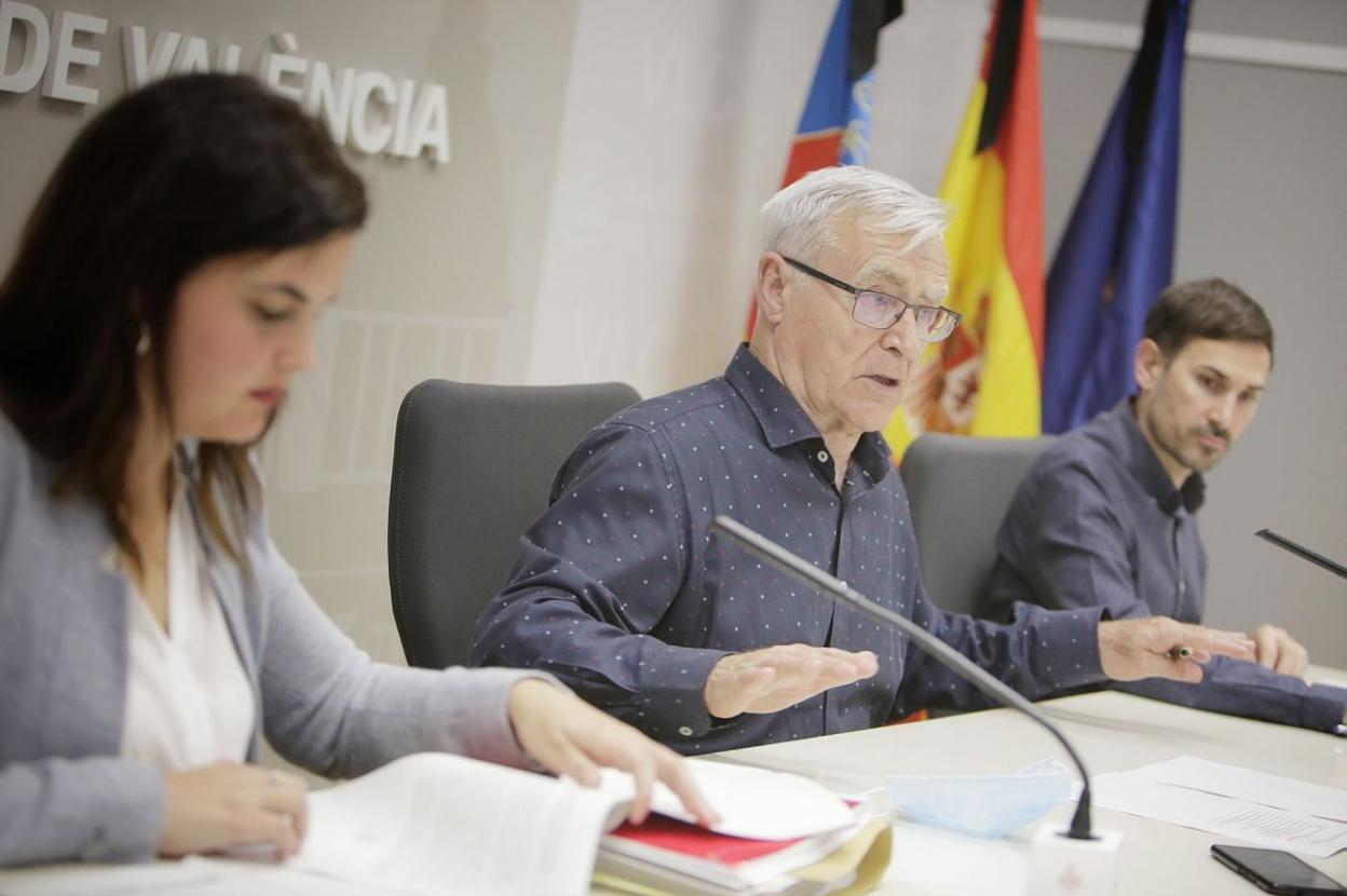 El alcalde Ribó, flanqueado por Sandra Gómez y Sergi Campillo. AYTO. VALENCIA