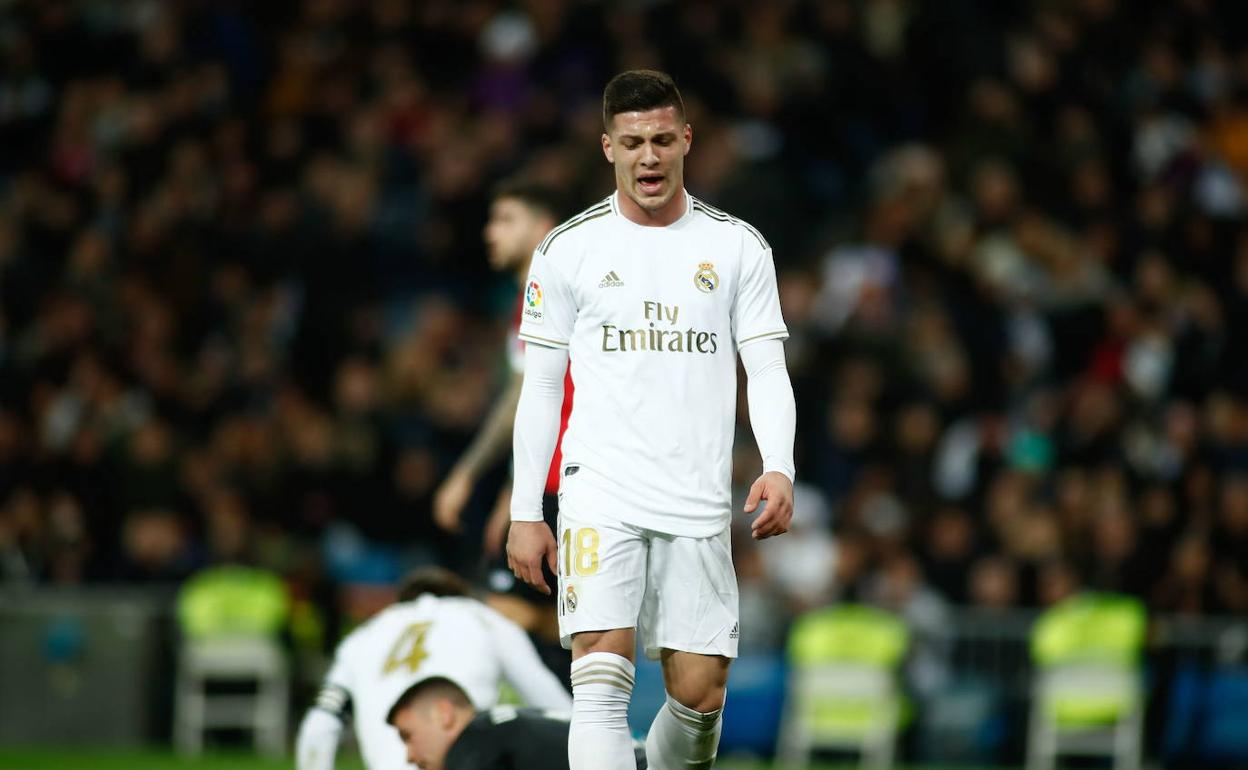 Jovic se lamenta durante un partido. 