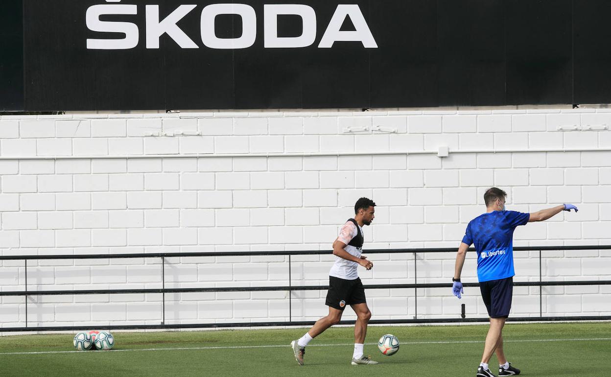 Ferran Torres y Guedes ya tocan balón en Paterna