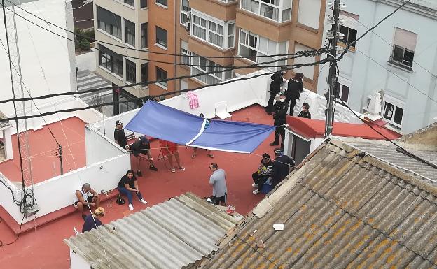 La policía multa a 13 personas al sorprenderlas en una fiesta con barbacoa y alcohol en una azotea