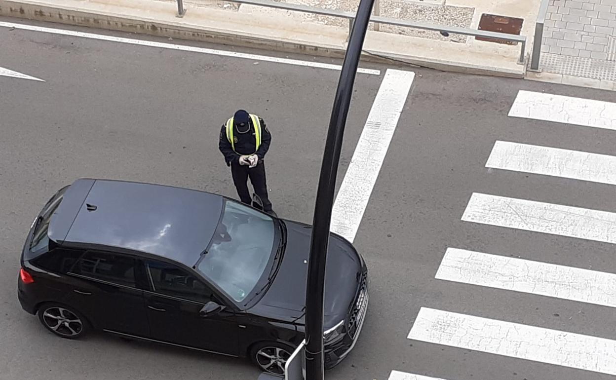 Agente de la Policía Local de Dénia durante un control