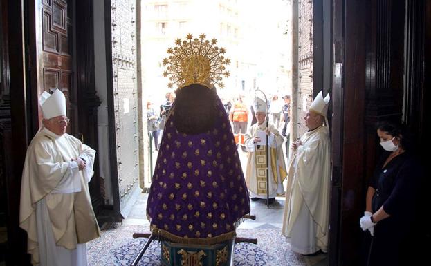 Virgen de los Desamparados | La imagen peregrina sale a las puertas de la Basílica