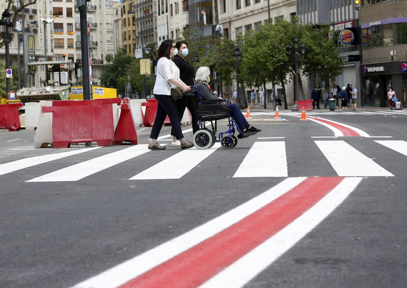 Fotos: Avanza la peatonalización de la plaza del Ayuntamiento de Valencia