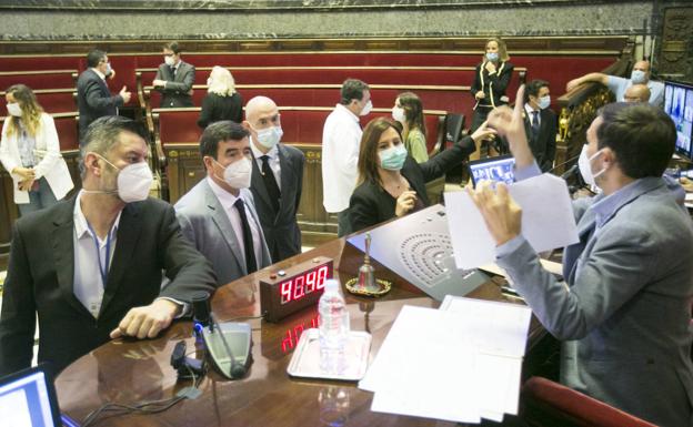 Imagen principal - Intervenciones en el pleno del Ayuntamiento de Valencia.