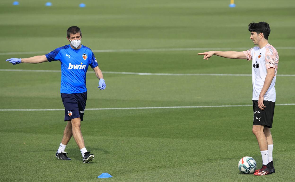 Albert Celades da instrucciones a Soler