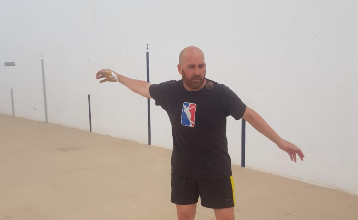 Félix, durante su entrenamiento de ayer en el trinquet de Ondara. 