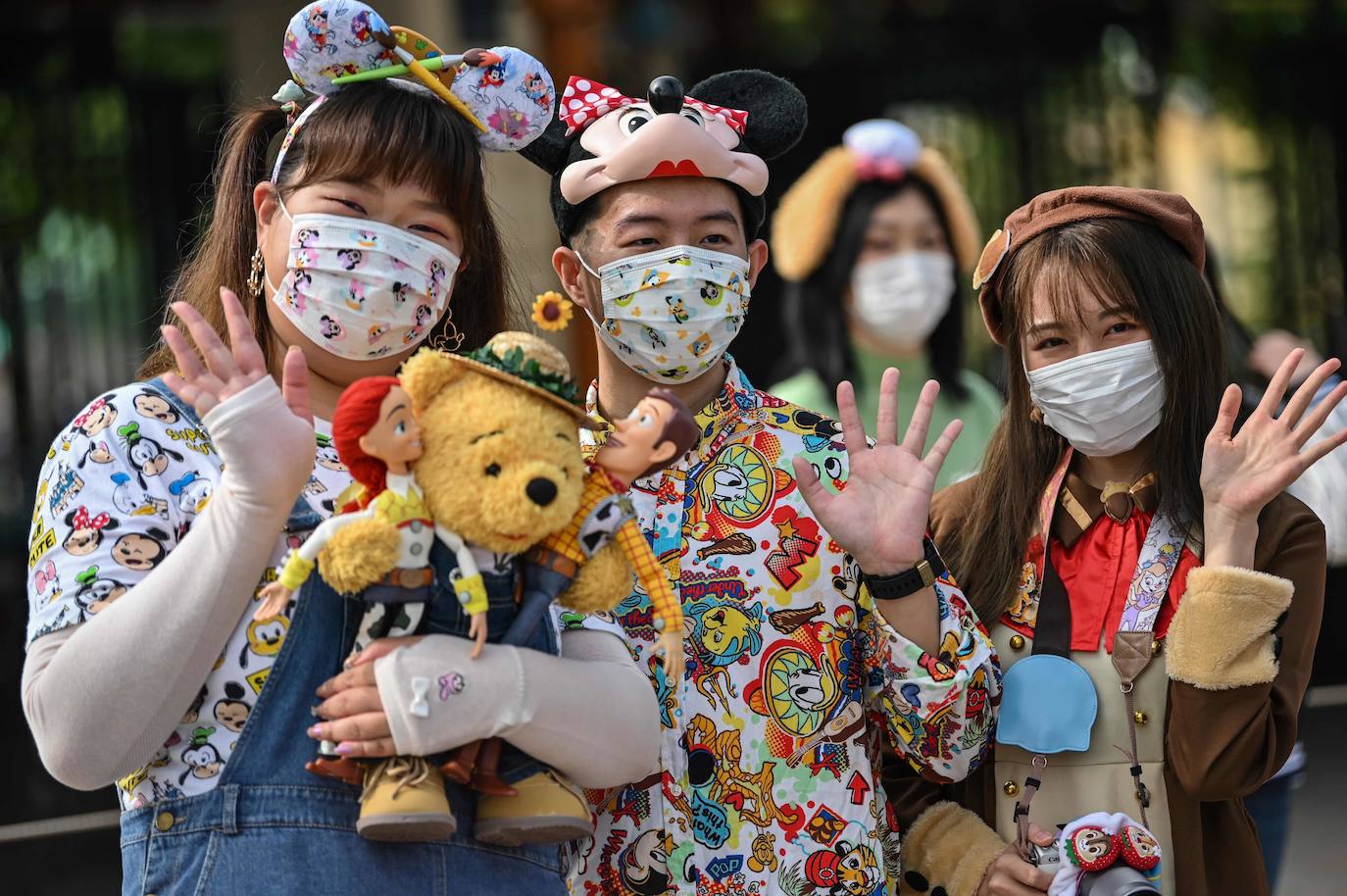 Disneyland Shanghái se ha convertido en el primer parque temático del mundo en retomar su actividad después del parón provocado por la crisis del coronavirus. La reapertura marcará las pautas en el resto de sus instalaciones en Estados Unidos, Francia y Asia, y se ha llevado a cabo con medidas de seguridad para evitar las aglomeraciones y contagios: aforo al 30% de su totalidad, bandas amarillas en los accesos para mantener la distancia mínima interpersonal, uso obligatorio de mascarilla y tomas de temperatura para clientes y empleados. 