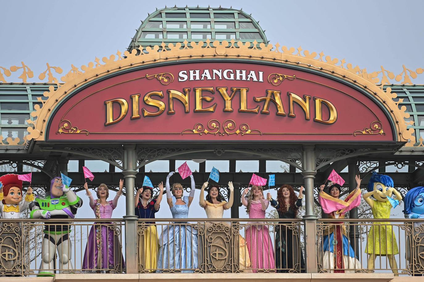 Disneyland Shanghái se ha convertido en el primer parque temático del mundo en retomar su actividad después del parón provocado por la crisis del coronavirus. La reapertura marcará las pautas en el resto de sus instalaciones en Estados Unidos, Francia y Asia, y se ha llevado a cabo con medidas de seguridad para evitar las aglomeraciones y contagios: aforo al 30% de su totalidad, bandas amarillas en los accesos para mantener la distancia mínima interpersonal, uso obligatorio de mascarilla y tomas de temperatura para clientes y empleados. 