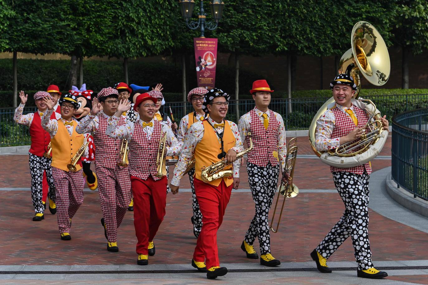 Disneyland Shanghái se ha convertido en el primer parque temático del mundo en retomar su actividad después del parón provocado por la crisis del coronavirus. La reapertura marcará las pautas en el resto de sus instalaciones en Estados Unidos, Francia y Asia, y se ha llevado a cabo con medidas de seguridad para evitar las aglomeraciones y contagios: aforo al 30% de su totalidad, bandas amarillas en los accesos para mantener la distancia mínima interpersonal, uso obligatorio de mascarilla y tomas de temperatura para clientes y empleados. 