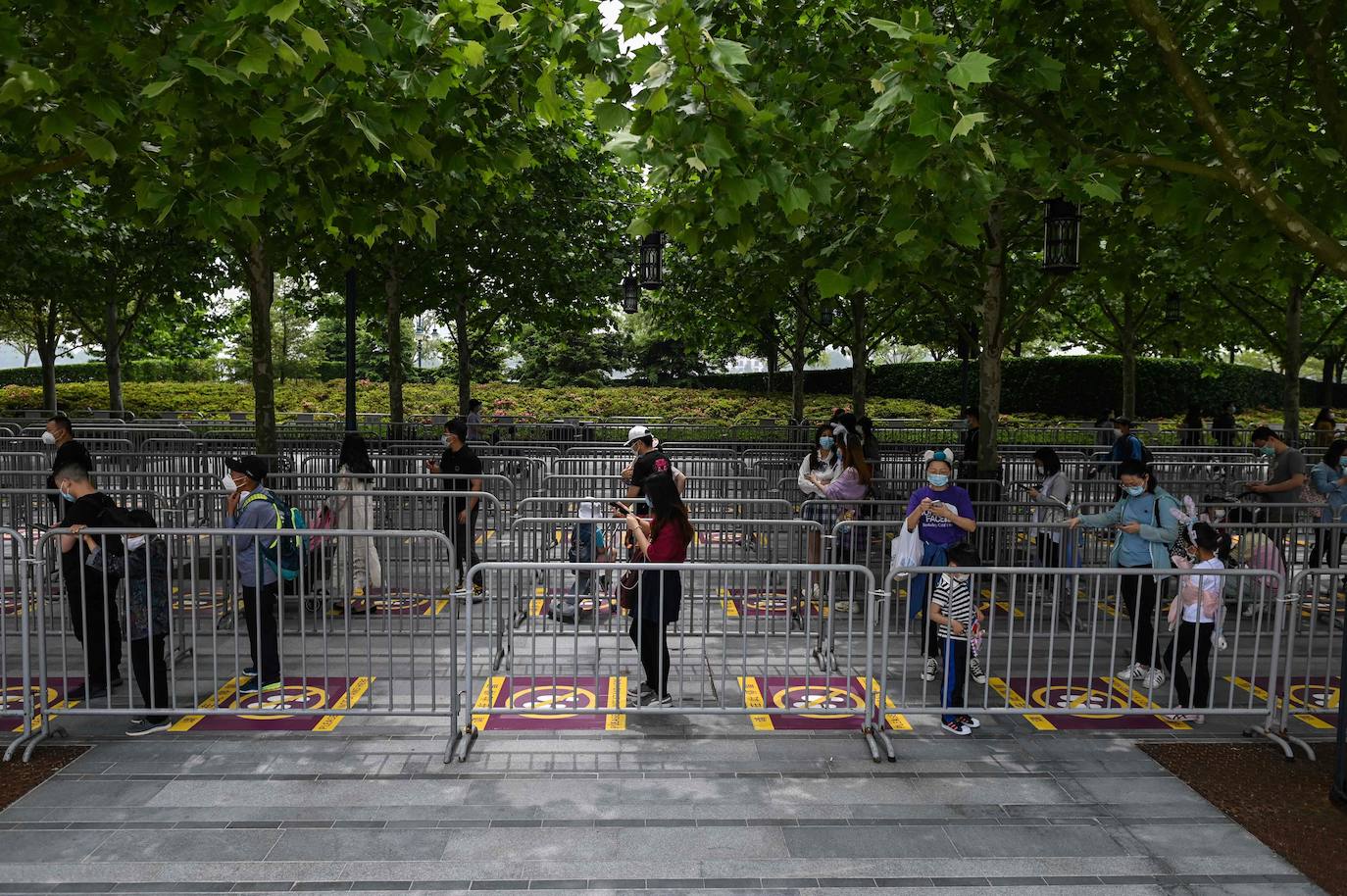 Disneyland Shanghái se ha convertido en el primer parque temático del mundo en retomar su actividad después del parón provocado por la crisis del coronavirus. La reapertura marcará las pautas en el resto de sus instalaciones en Estados Unidos, Francia y Asia, y se ha llevado a cabo con medidas de seguridad para evitar las aglomeraciones y contagios: aforo al 30% de su totalidad, bandas amarillas en los accesos para mantener la distancia mínima interpersonal, uso obligatorio de mascarilla y tomas de temperatura para clientes y empleados. 