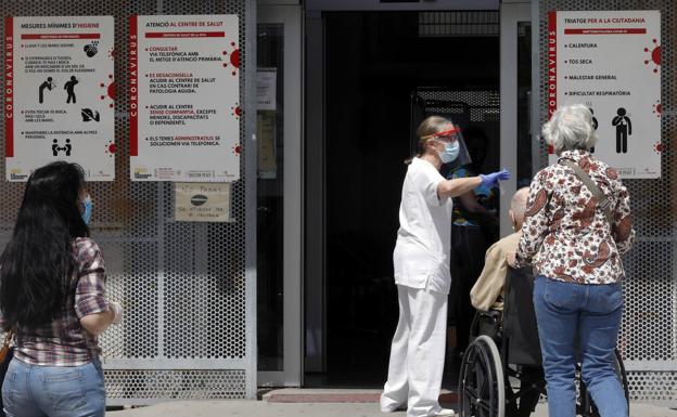 Una enfermera da instrucciones a las puertas del centro de salud de Pare Jofré, en el barrio de Patraix de Valencia.