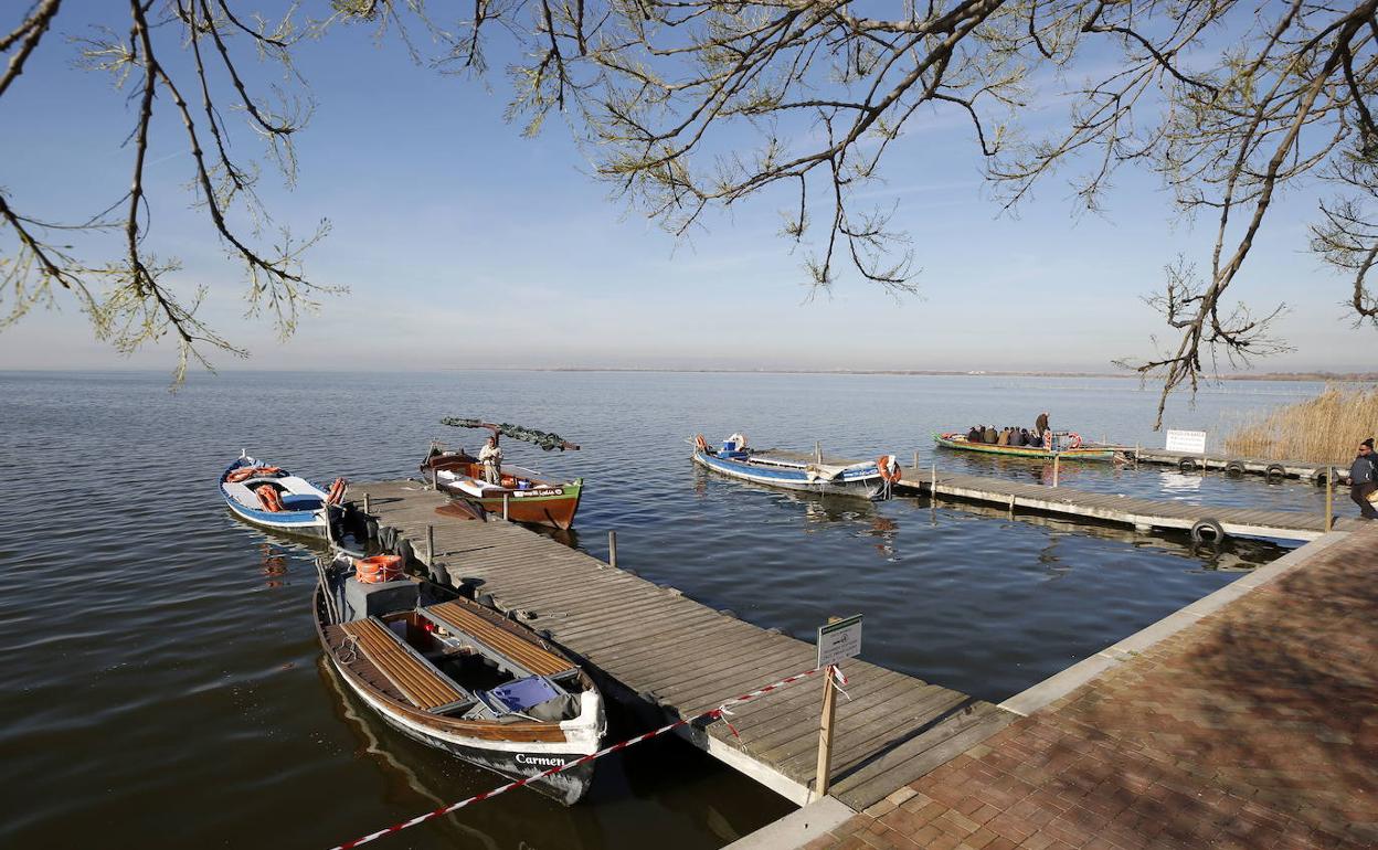 Barqueros en el embarcadero de la Albufera