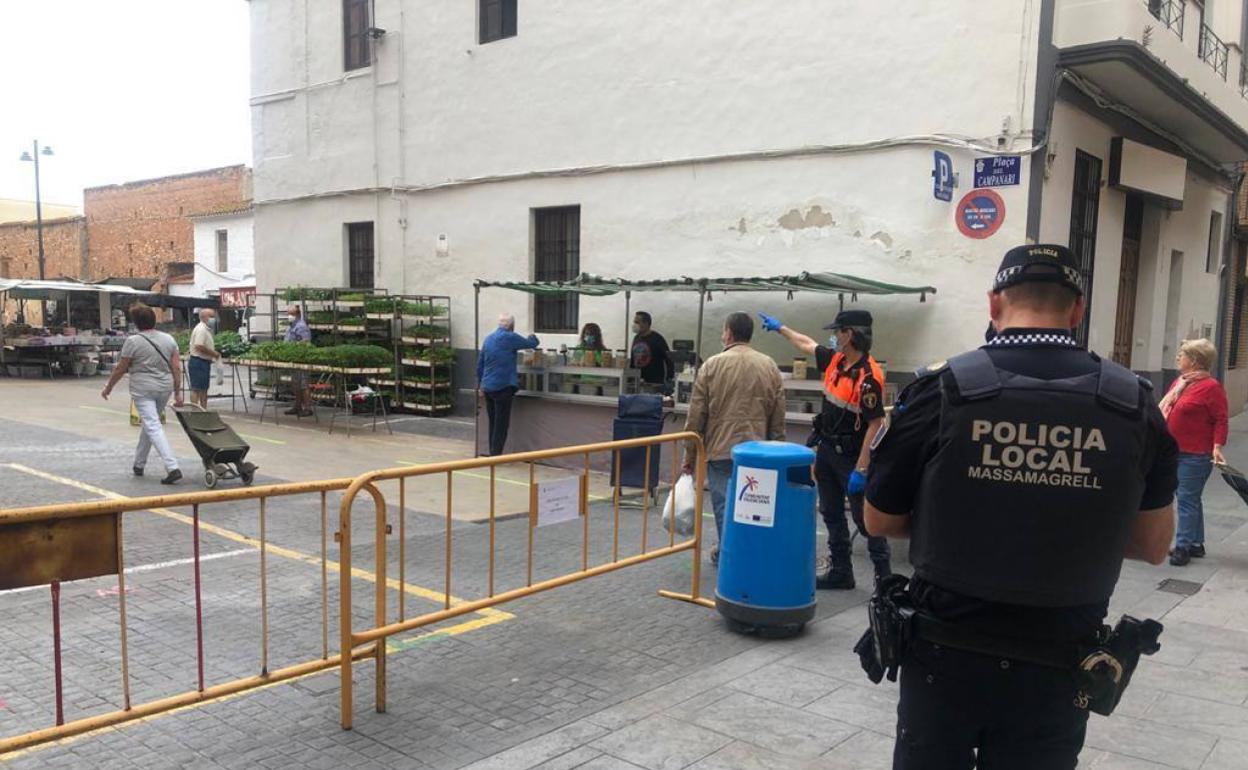 La Policía Local controla el acceso al mercado ambulante. 