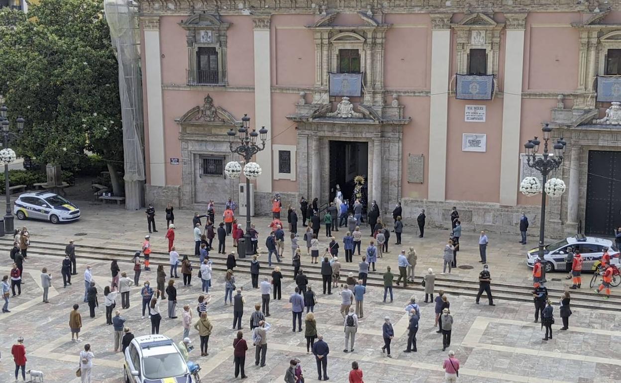 Fieles congregados el domingo en la plaza de la Virgen. 