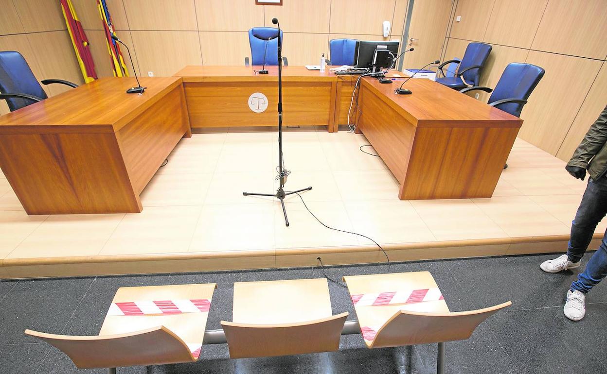 Una de las salas de vista, con los asientos ya delimitados. 