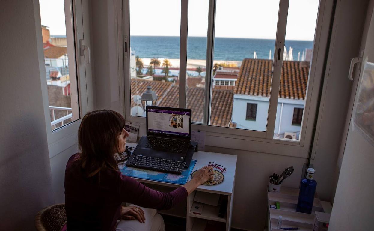 Una mujer, trabajando en casa durante el estado de alarma