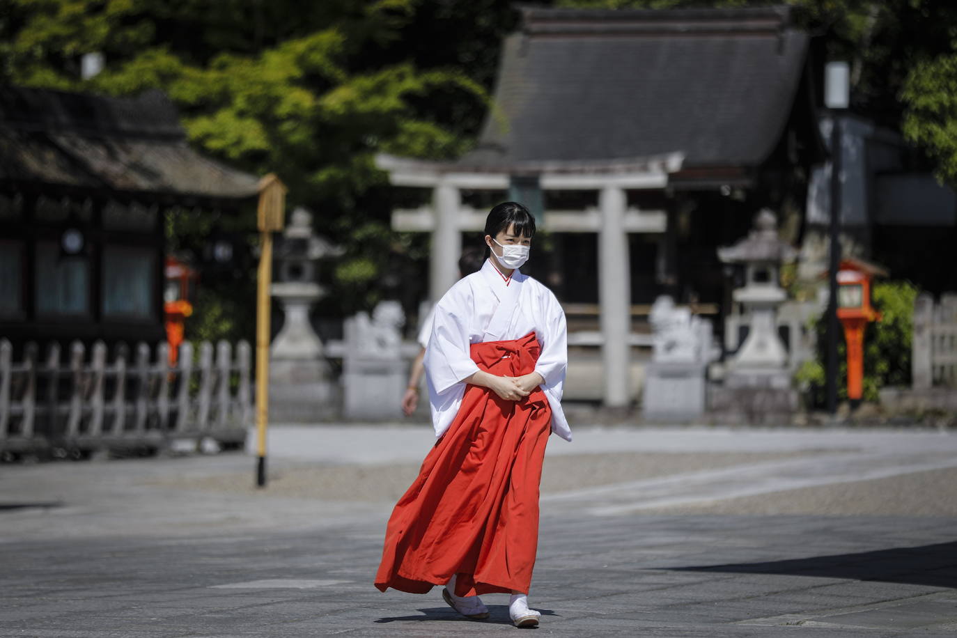 Las calles de la antigua ciudad de Kyoto, en Japón, permanecen desérticas ante la alarma desatada por el coronavirus. Algunos de sus puntos más concurridos, llenos habitualmente de turistas y visitantes, se muestran ahora vacíos, con una quietud en la que destaca aún más la belleza del lugar. 