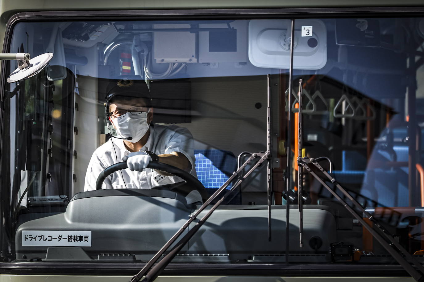 Las calles de la antigua ciudad de Kyoto, en Japón, permanecen desérticas ante la alarma desatada por el coronavirus. Algunos de sus puntos más concurridos, llenos habitualmente de turistas y visitantes, se muestran ahora vacíos, con una quietud en la que destaca aún más la belleza del lugar. 