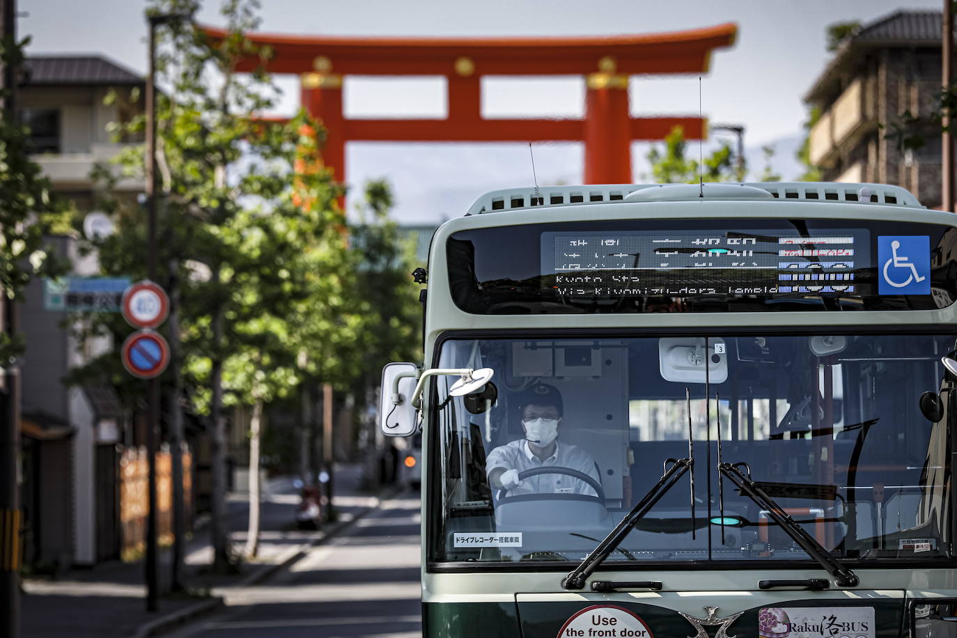 Las calles de la antigua ciudad de Kyoto, en Japón, permanecen desérticas ante la alarma desatada por el coronavirus. Algunos de sus puntos más concurridos, llenos habitualmente de turistas y visitantes, se muestran ahora vacíos, con una quietud en la que destaca aún más la belleza del lugar. 