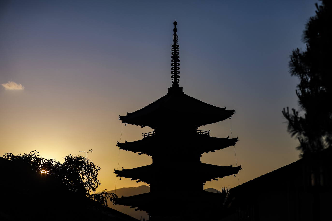 Las calles de la antigua ciudad de Kyoto, en Japón, permanecen desérticas ante la alarma desatada por el coronavirus. Algunos de sus puntos más concurridos, llenos habitualmente de turistas y visitantes, se muestran ahora vacíos, con una quietud en la que destaca aún más la belleza del lugar. 