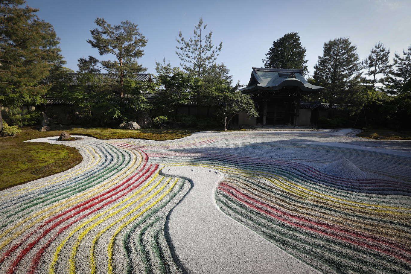 Las calles de la antigua ciudad de Kyoto, en Japón, permanecen desérticas ante la alarma desatada por el coronavirus. Algunos de sus puntos más concurridos, llenos habitualmente de turistas y visitantes, se muestran ahora vacíos, con una quietud en la que destaca aún más la belleza del lugar. 