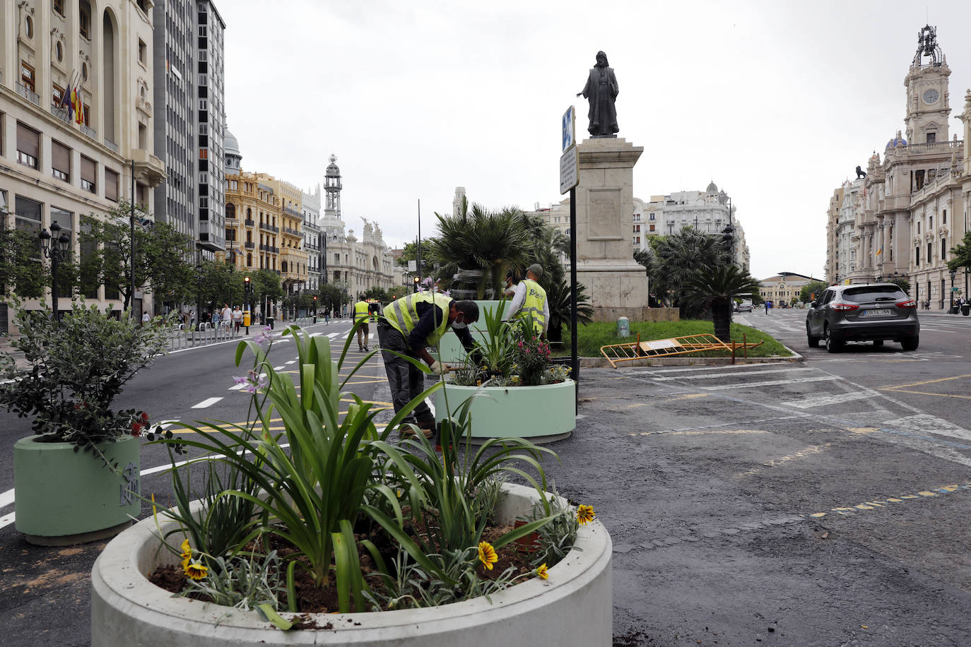 Fotos: Avanza la peatonalización de la plaza del Ayuntamiento de Valencia