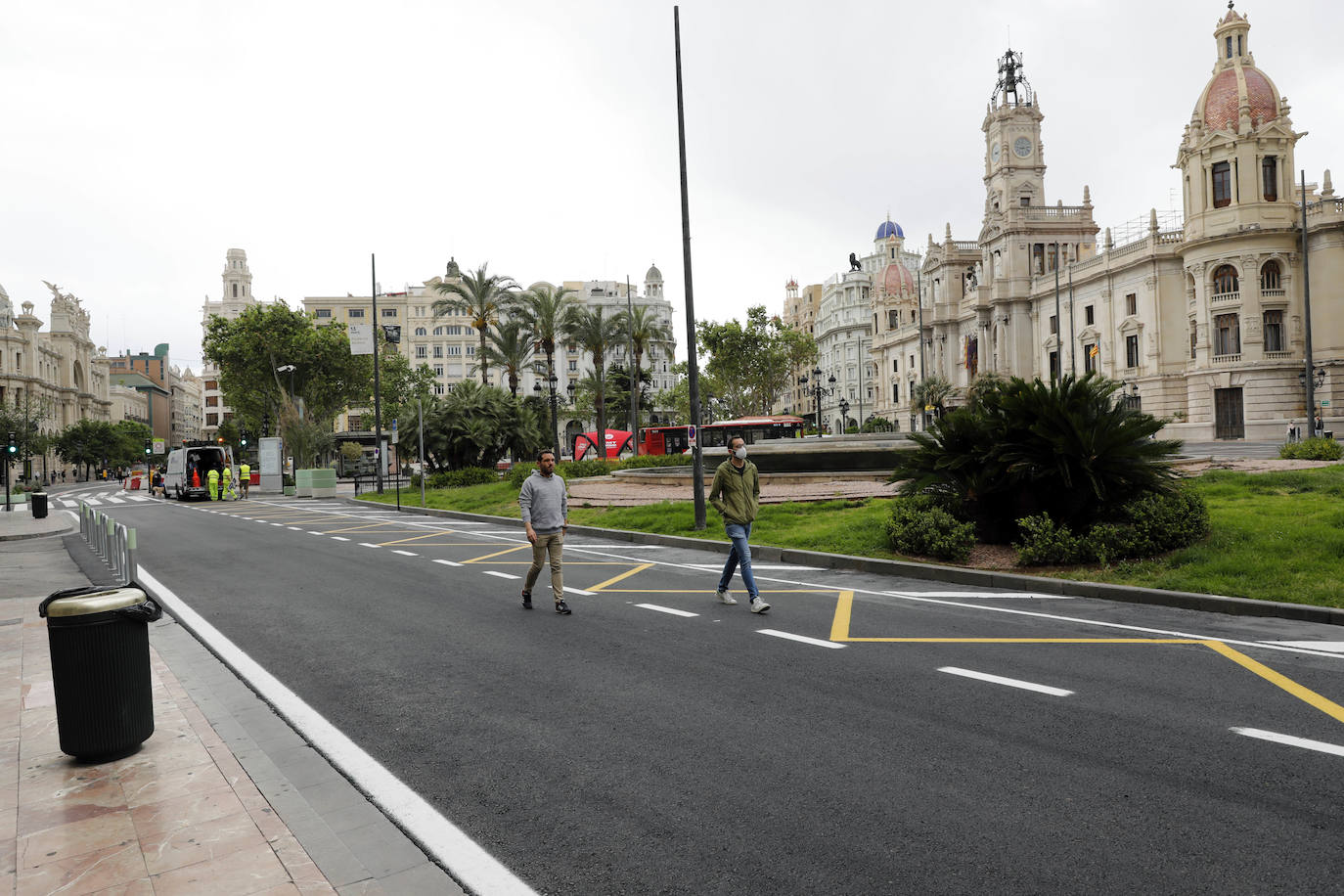 Fotos: Avanza la peatonalización de la plaza del Ayuntamiento de Valencia