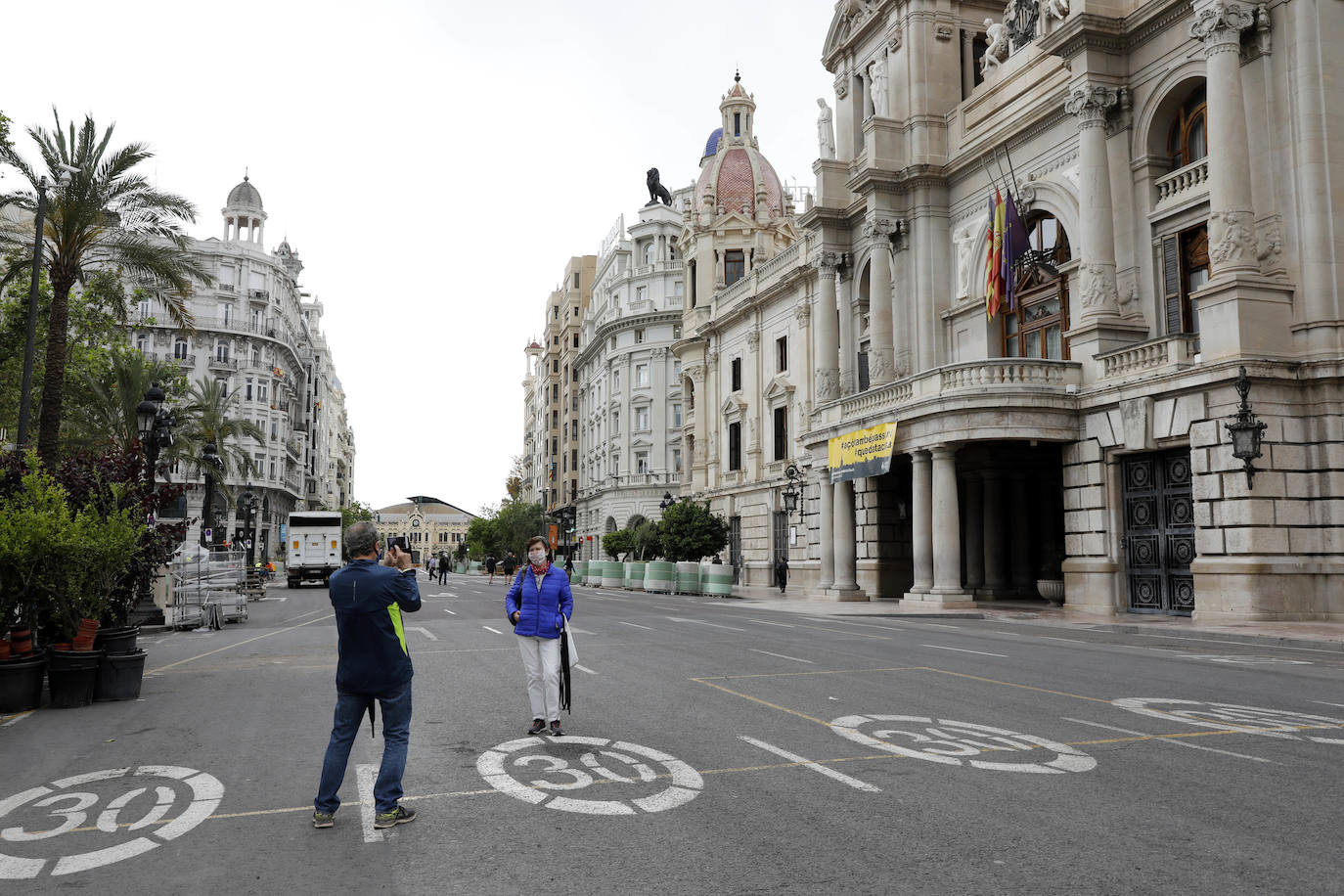 Fotos: Avanza la peatonalización de la plaza del Ayuntamiento de Valencia