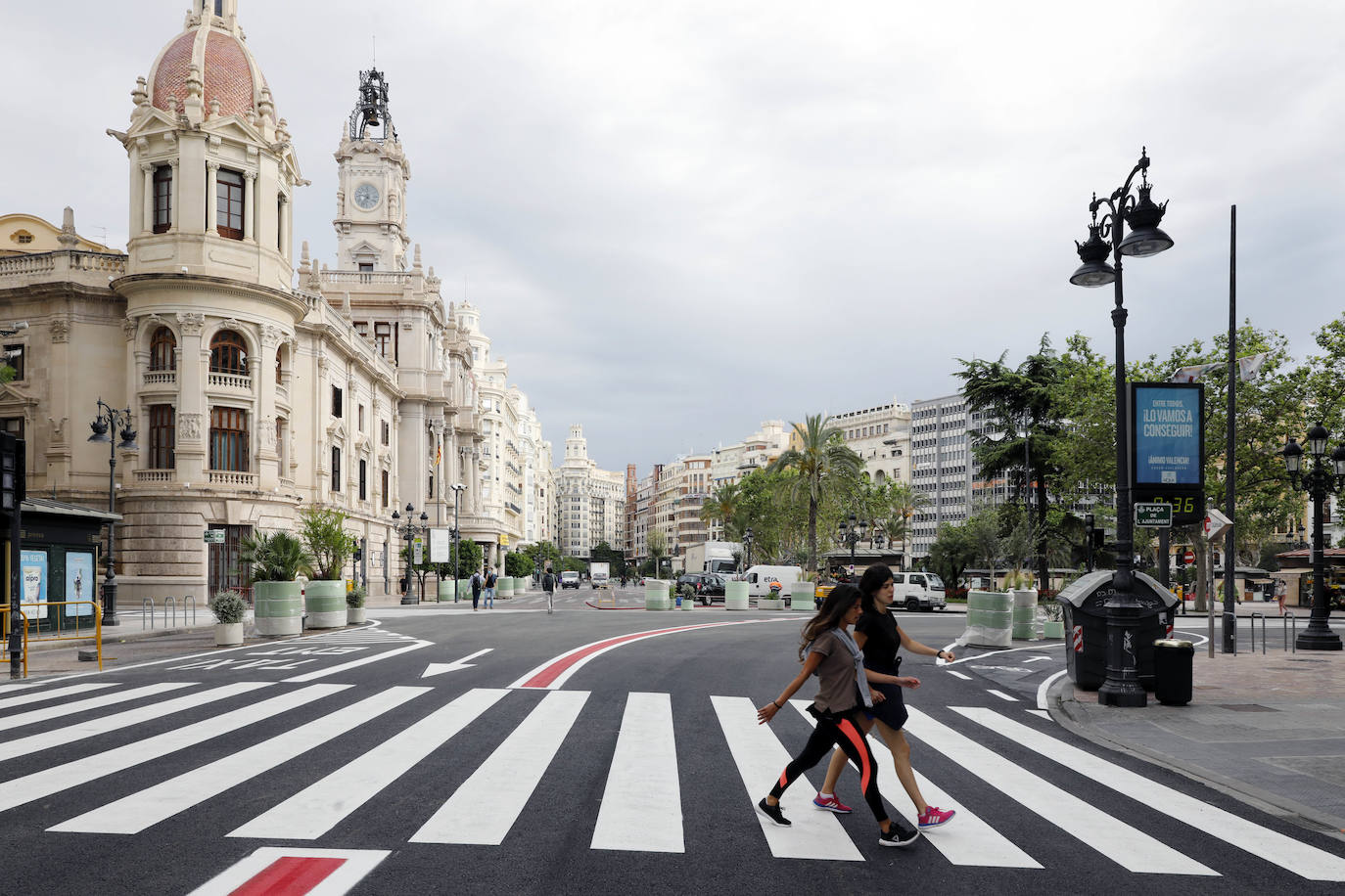 Fotos: Avanza la peatonalización de la plaza del Ayuntamiento de Valencia