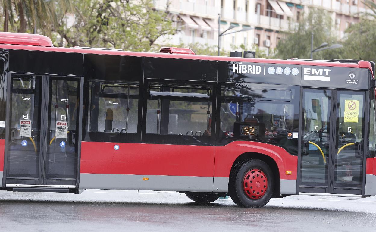 Imagen de archivo de un autobús de la EMT. 