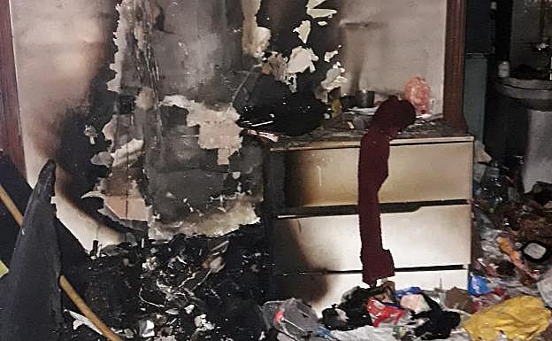 Dos policías rescatan a una mujer de su casa en llamas en Valencia