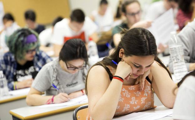 Estudiantes durante la selectividad de 2018. 