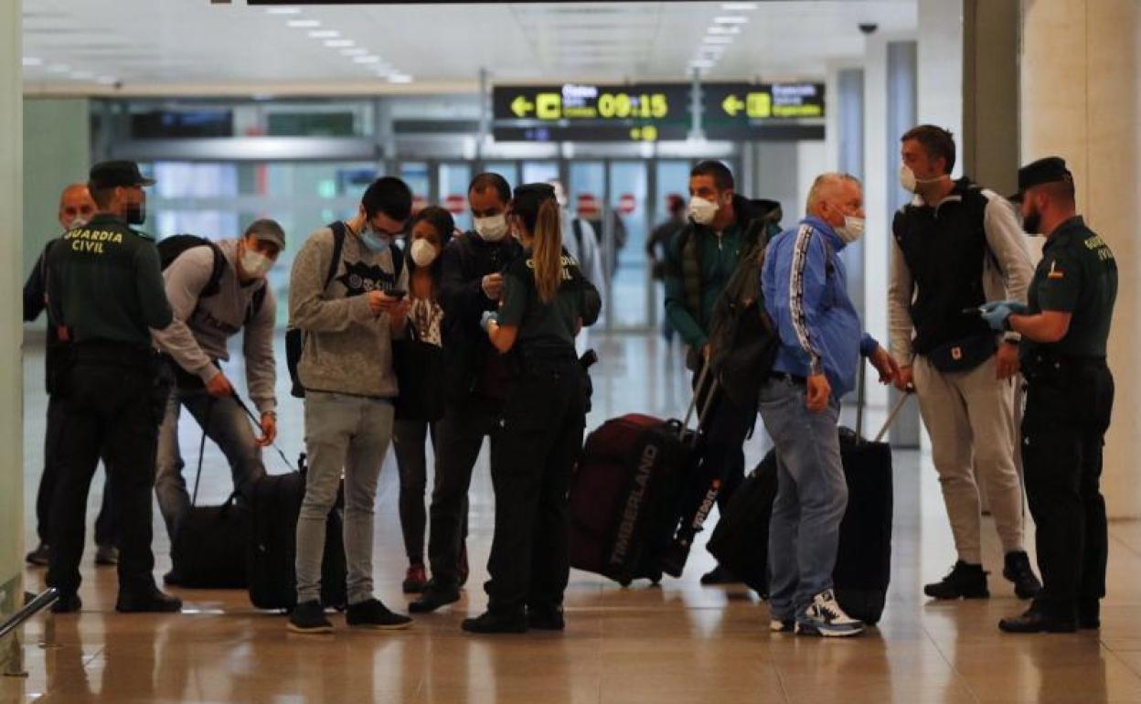 Viajeros en un aeropuerto español. 