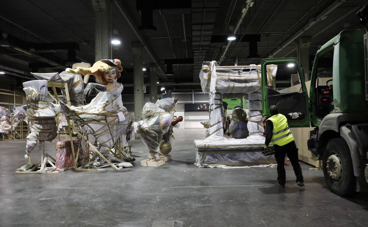 Operarios descargan monumentos en Feria Valencia