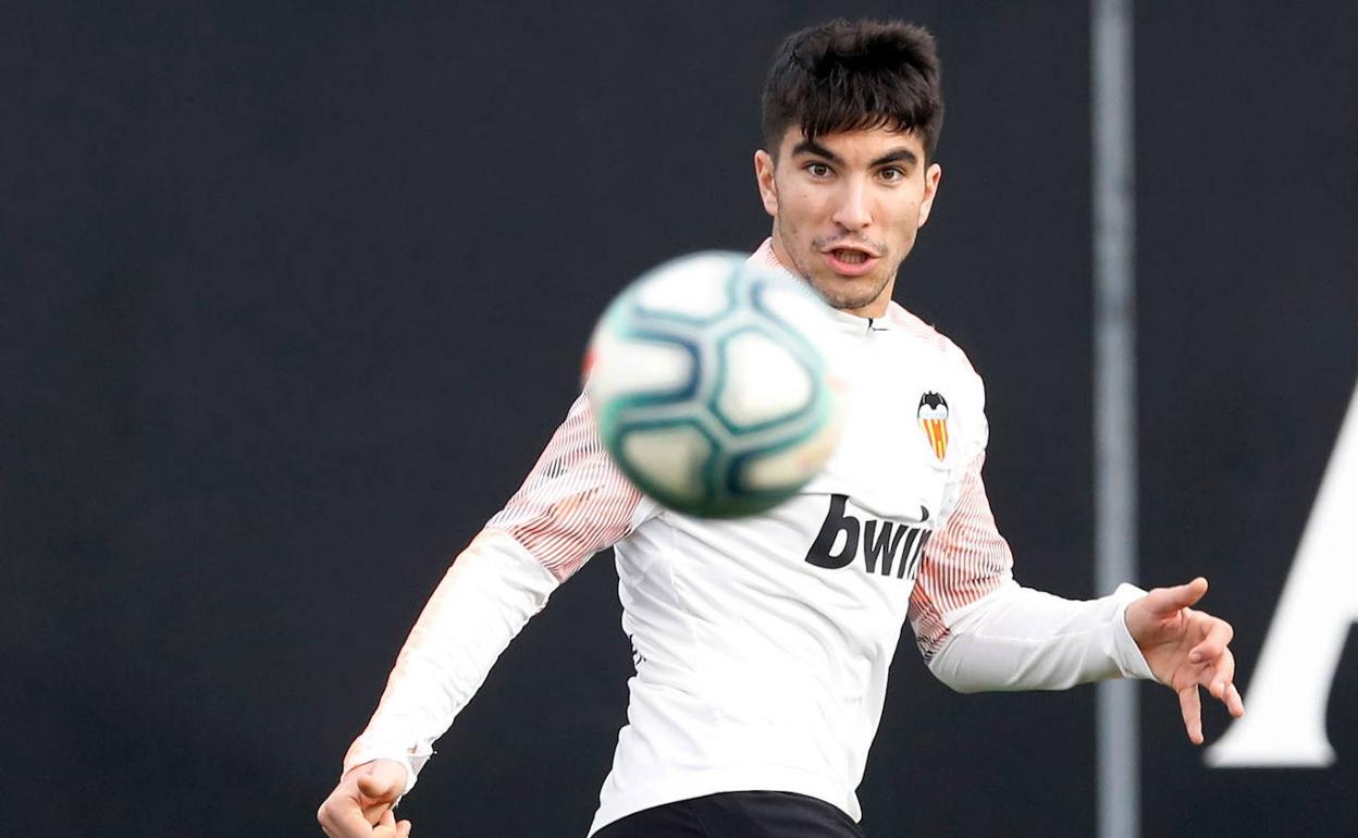 Carlos Soler, durante un entrenamiento del Valencia.