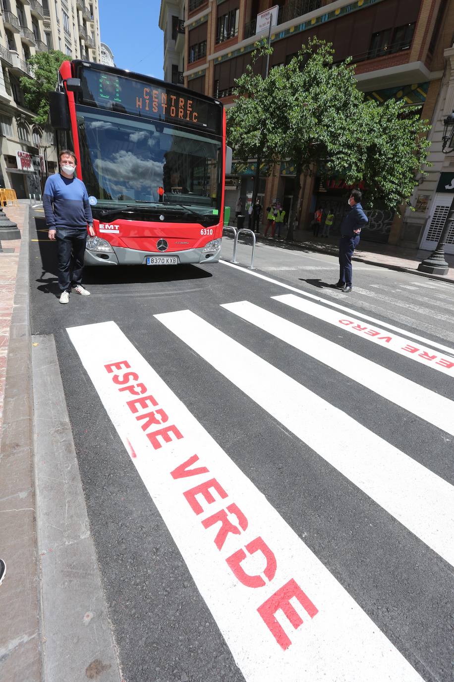 Los primeros autobuses de la nueva red de la EMT han empezado a circular este mediodía aunque con algunos retrasos por el remate de las obras de la plaza del Ayuntamiento. 