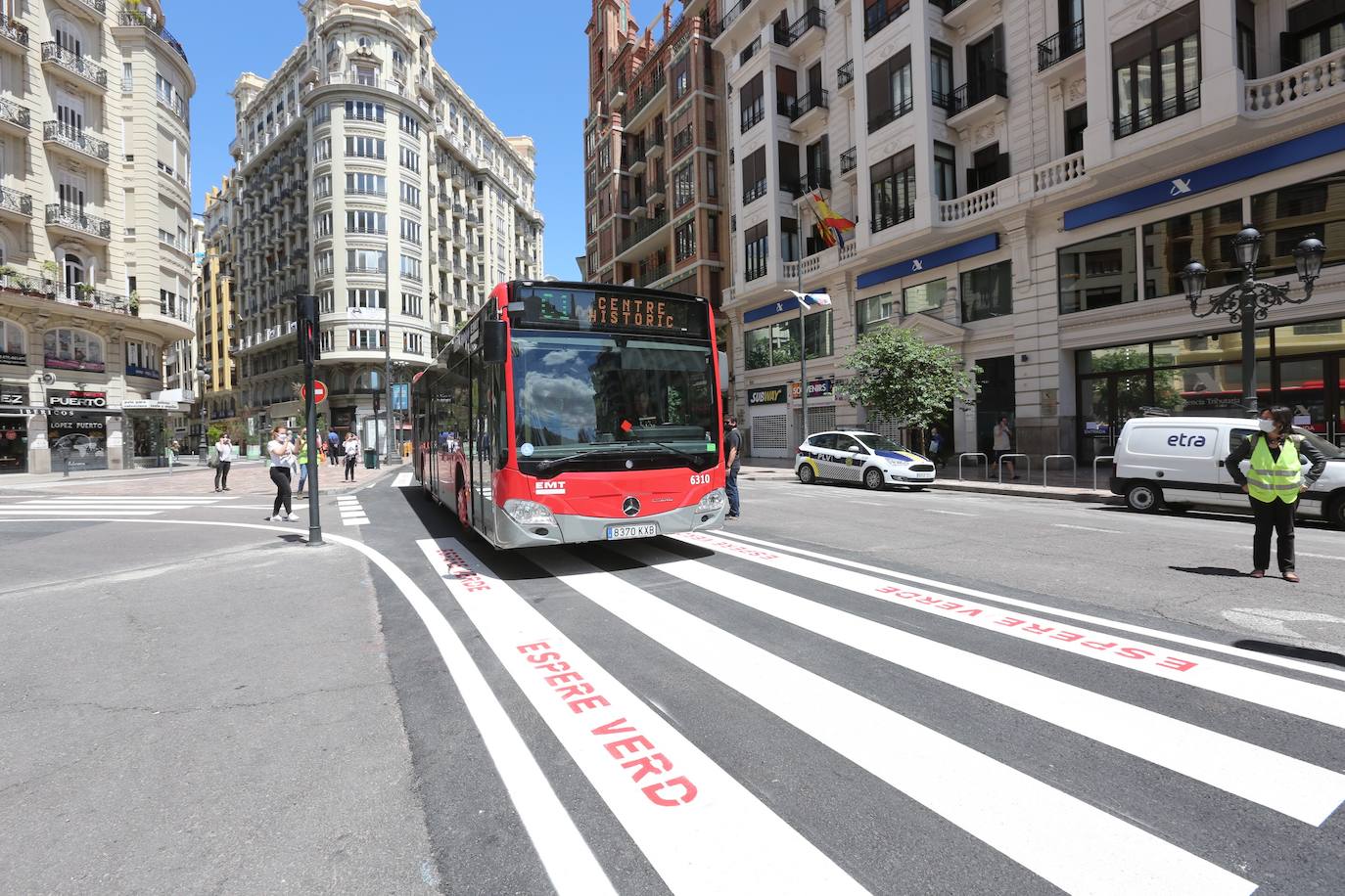 Los primeros autobuses de la nueva red de la EMT han empezado a circular este mediodía aunque con algunos retrasos por el remate de las obras de la plaza del Ayuntamiento. 