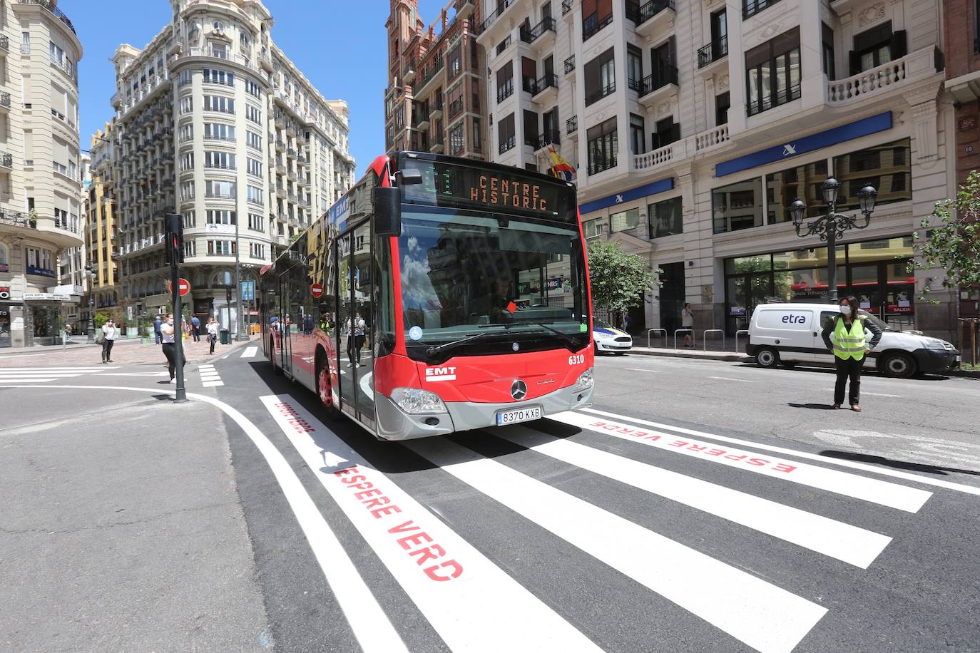 Los primeros autobuses de la nueva red de la EMT han empezado a circular este mediodía aunque con algunos retrasos por el remate de las obras de la plaza del Ayuntamiento. 