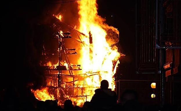 Estudiarán reconstruir las fallas quemadas a puerta cerrada